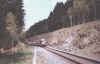 Zug nach Kln-Hansaring passiert neu frei geschnittenen Einschnitt zwischen Kotthausen und Marienheide, Blick in Richtung Norden (27.4.2004), (c) Alex M.