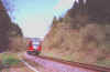 Zug nach Kln-Hansaring passiert Mast kurz vor dem Bf. Kotthausen, Blick in Richtung Norden (27.4.2004), (c) Alex M.