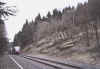 Zug nach Kln-Hansaring passiert Mast bei Km 49.0 kurz vor Marienheide, Blick in Richtung Norden (15.3.2004), (c) Alex M.