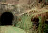 Schaden an der Sttzmauer an derselben Einfahrt des Tunnels, Blick in Richtung Sd-Ost (11.3.2000), (c) Alex M.